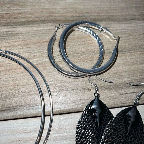 Earrings women’s lot of 5 pairs all silver tone large hoops and dangles all nwot - Picture 4 of 11